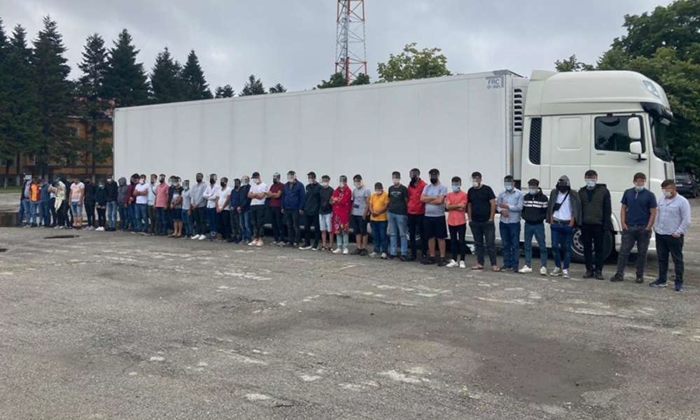 Ebben a kamionban 44 migráns próbált bejutni Magyarországra!