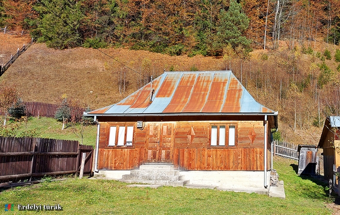 Jellegzetes fából készült ház Kosteleken, ami mindenféle modern szgetelés nélkül is bíja a kemény , akár -25 C-s teleket!